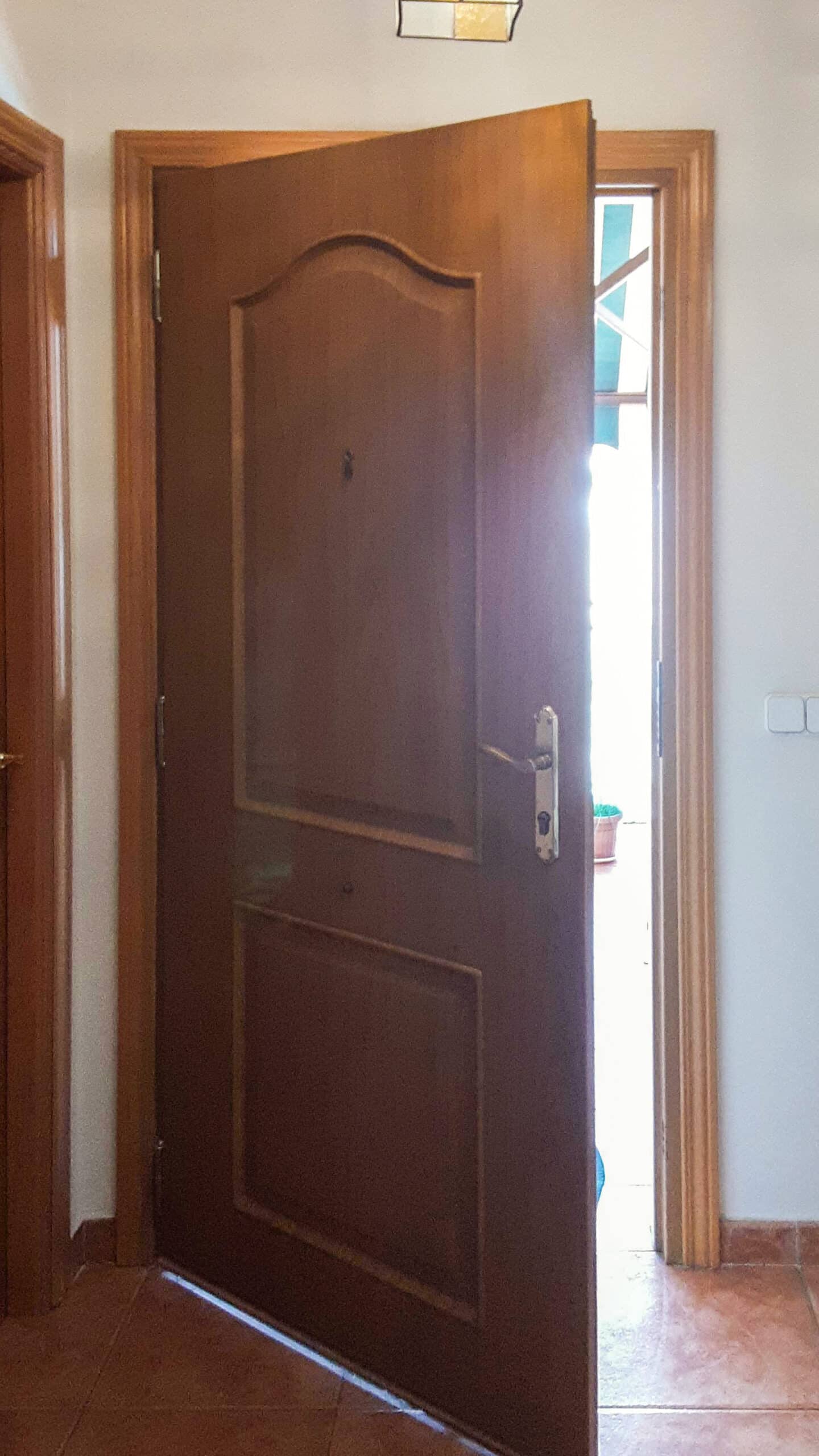 Puerta acorazada abierta